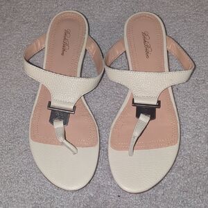Brooks Brothers Cream Sandals T-Bar Design